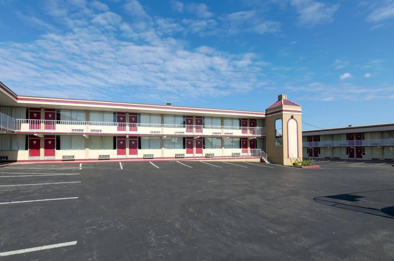 Travelodge By Wyndham Lynchburg Exterior foto